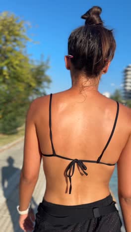 mujer caminando en un parque de la ciudad