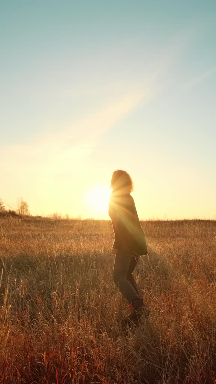 Donna che si gode un tramonto in un campo