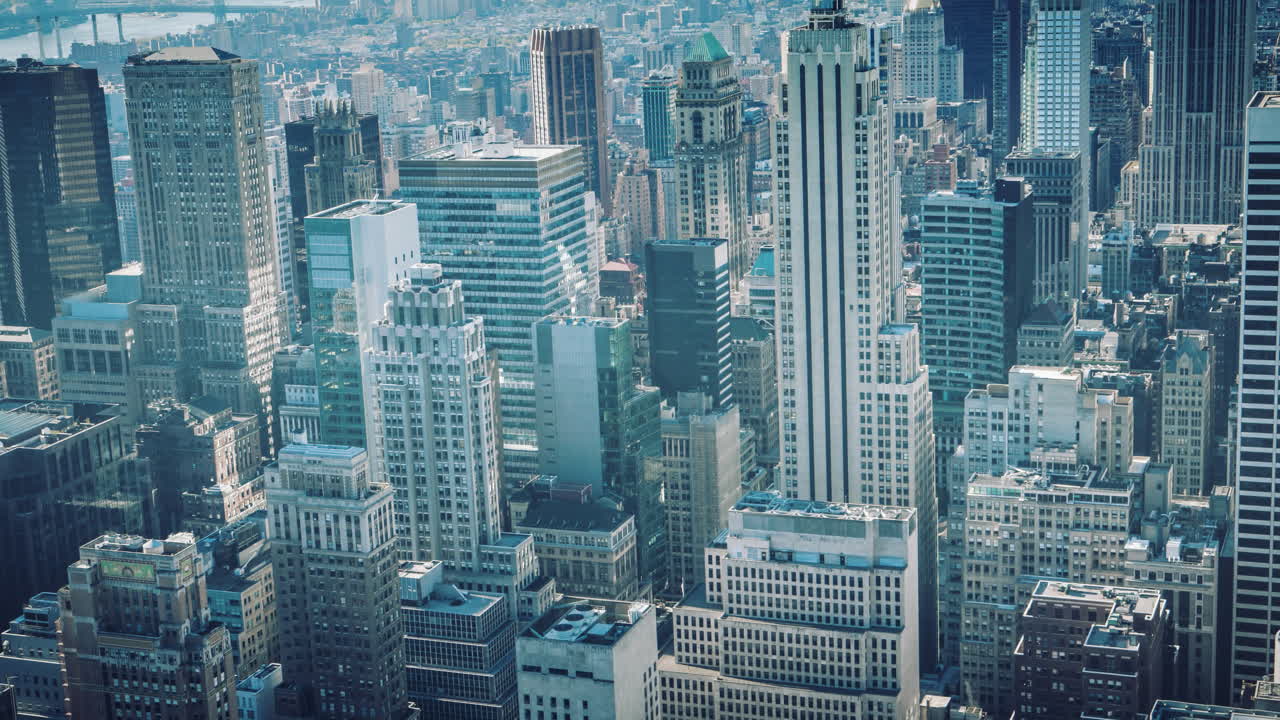 paisaje urbano con edificios modernos y puente sobre el río en el fondo