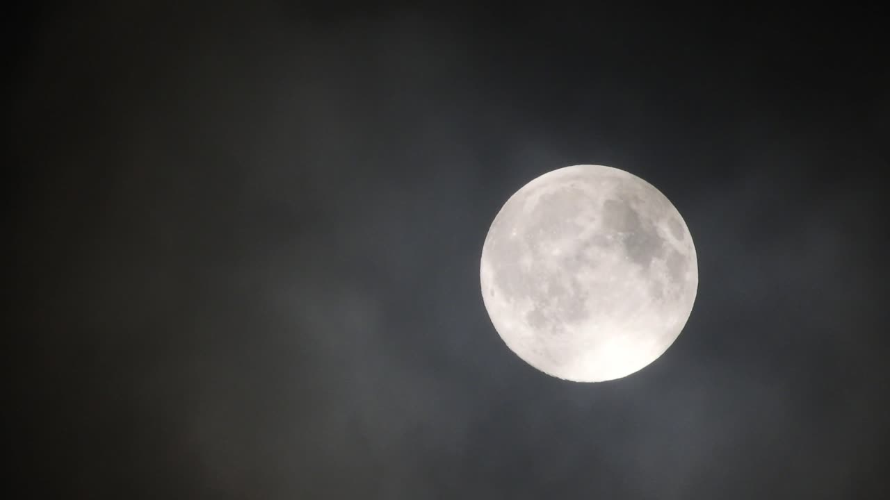 nubes pasando por la luna llena, tiro en tiempo real