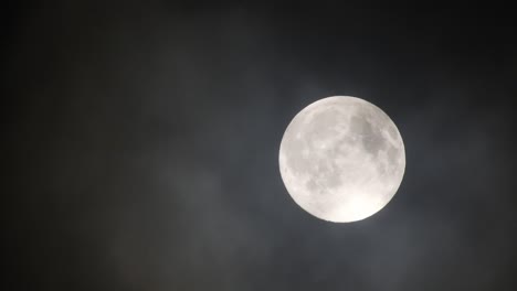 Nubes-Pasando-Por-La-Luna-Llena,-Tiro-En-Tiempo-Real