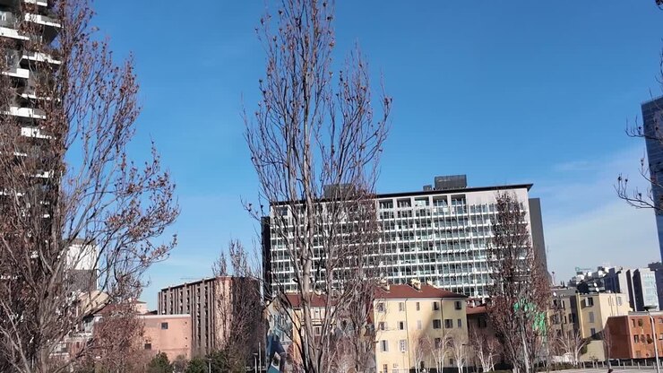Bosco Verticale (Floresta Vertical), complexo de dois arranha-céus residenciais em Milão, Itália. Tomada com panorâmica para a esquerda
