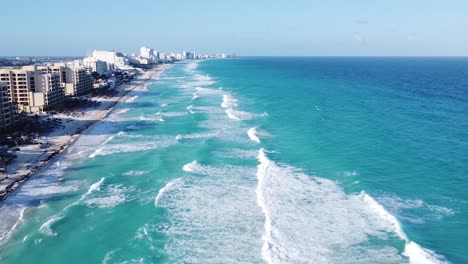 Atemberaubende-Luftaufnahme-Des-Blauen-Karibischen-Meeres-Und-Seiner-Wellen-In-Der-Hotelzone-Von-Cancun,-Mexiko