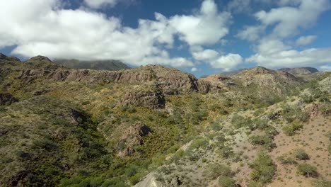 paisaje traicionero de las montañas del desierto en el suroeste - vista panorámica panorámica aérea