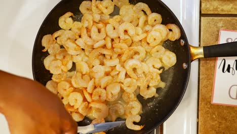 Saut-ing-shelled-prawns-in-a-skillet-on