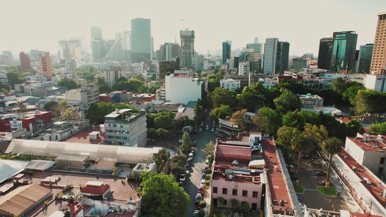 Uma bela vista aérea da capital da Cidade do México - Uma tomada circular de drone com o arranha-céu ao fundo e ruas de áreas residenciais e comerciais