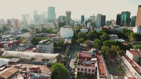 Una-Hermosa-Vista-Aérea-De-La-Capital-De-La-Ciudad-De-México---Una-Toma-Circular-De-Un-Dron-Con-El-Rascacielos-Al-Fondo-Y-Calles-De-Zonas-Residenciales-Y-Comerciales