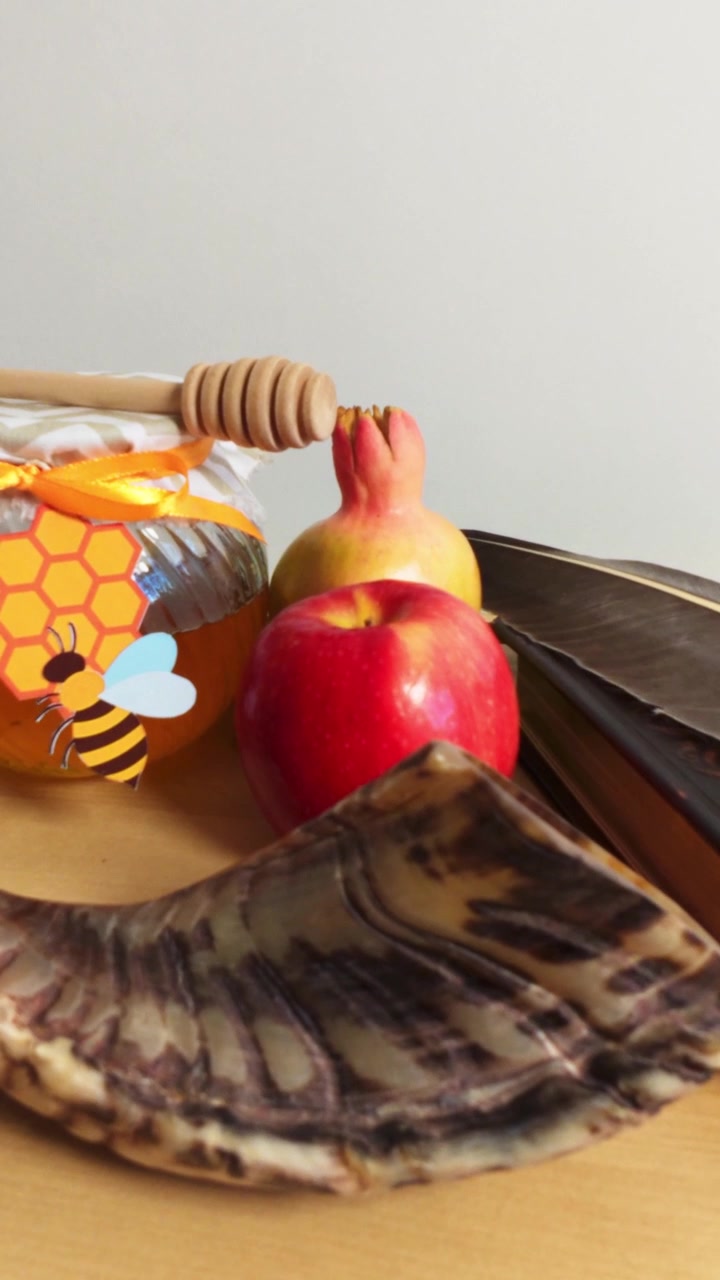 Rosch Haschana Symbole mit Honig, Apfel, Granatapfel und Schofar