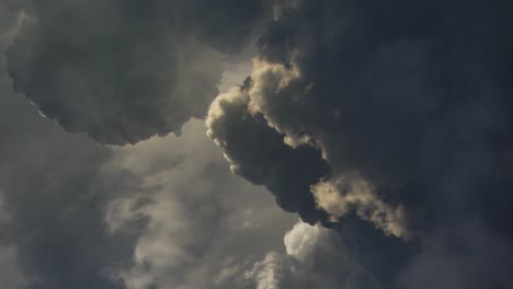 promienie słoneczne były pokryte grubymi, ciemnymi chmurami cumulonimbus z burzami w środku