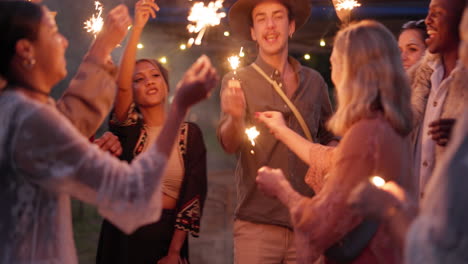 noche, chispas y amigos bailando