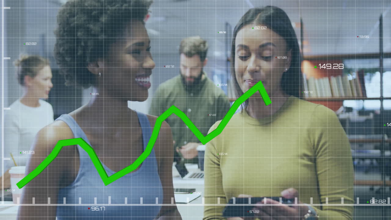 animación de procesamiento de datos y diagramas sobre diversos colegas hablando en la oficina