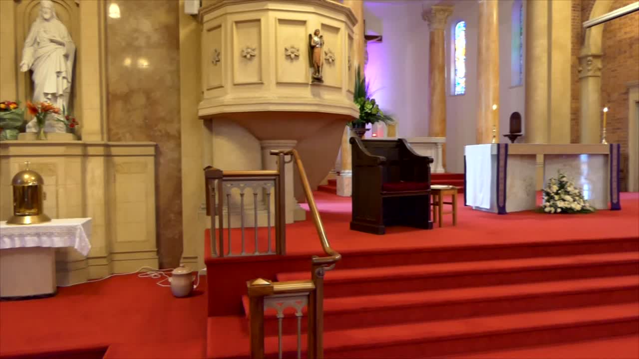 영구차나 예배당에 있는 장례식 관의 클로즈업 샷 또는 묘지의 매장