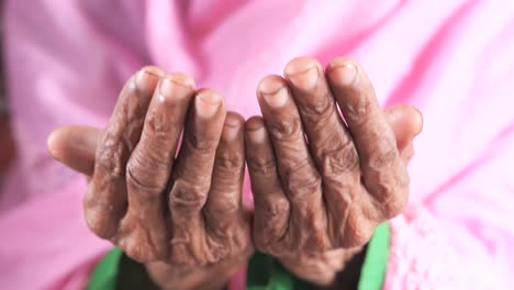 primer plano de las manos de oración de una anciana