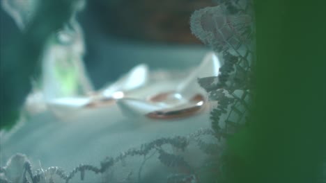 anillos de bodas en una almohada decorativa