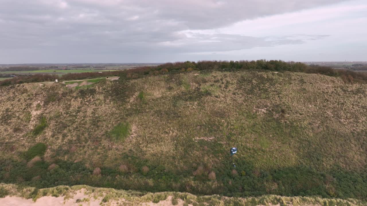 패러글라이더 를 이용 한 언덕 의 공중 풍경