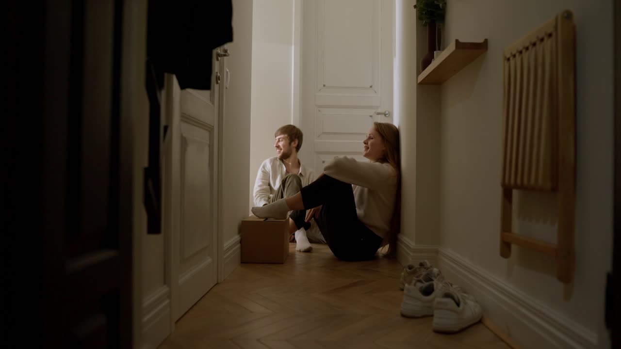 복도 에 앉아 있는 부부