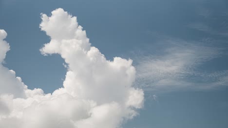 Lapso-De-Tiempo-De-Cúmulos-Y-Cirros-Formándose-En-Cielos-Azules