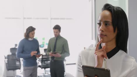 mujer ejecutiva usando teléfono móvil y colegas discutiendo en segundo plano 4k