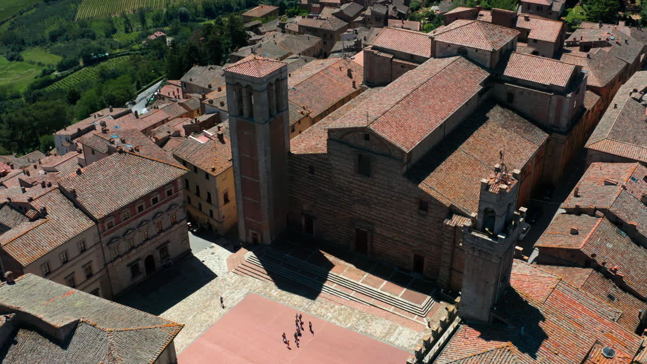 palazzo comunale en montepulciano, italia. vista aérea