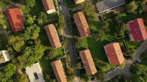 volando sobre el área de la ciudad en otoño