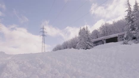 hermoso día soleado en las montañas nevadas italianas