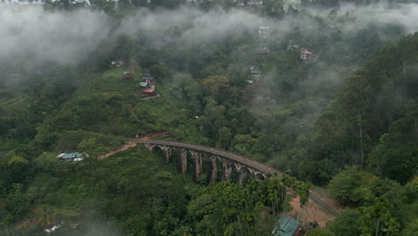 Hochaufragende-Luftdrohnenaufnahme-Der-9-Bögen-Brücke-Ella-Am-Nebligen-Morgen-In-Sri-Lanka