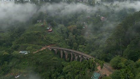 alto establecimiento aéreo drone disparo de 9 arcos puente ella en la mañana brumosa de sri lanka