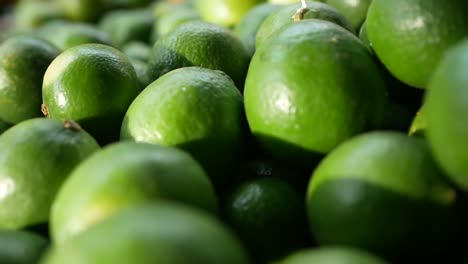 un video de primer plano de limas en un mercado local en el caribe