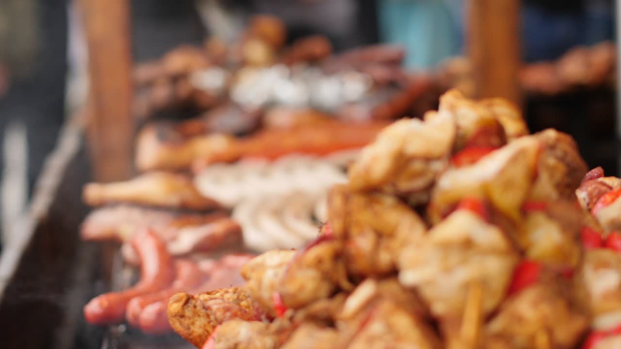 바비큐에서 고기에 초점을 맞춘 닭 꼬치