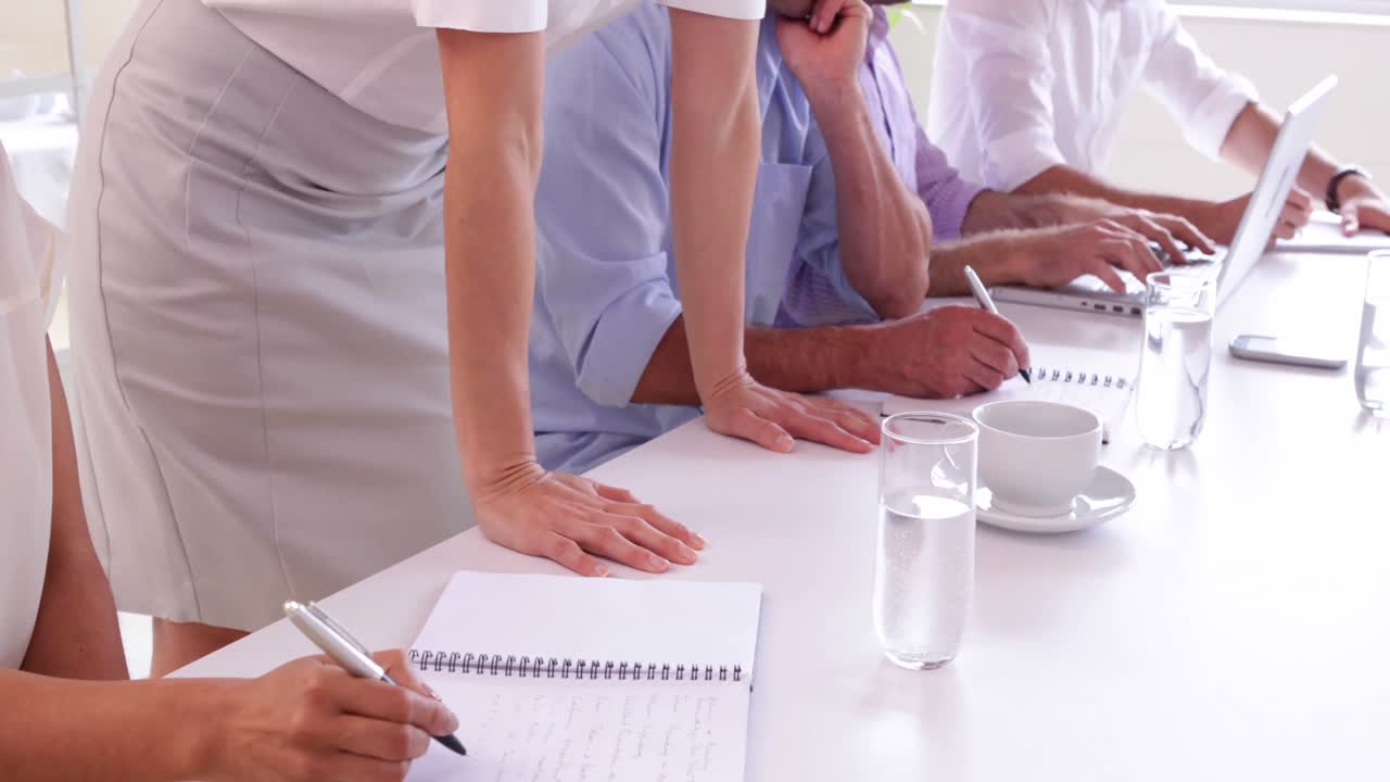 프레젠테이션 중 서 있는 젊은 사업가 의 중간 섹션