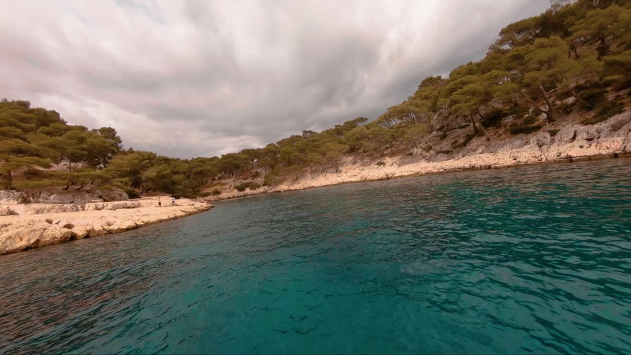 Ripresa aerea FPV sopra il bellissimo Mar Mediterraneo e le scogliere francesi di Cassis, Marsiglia, Francia