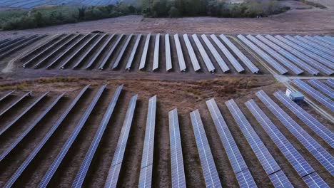 Red-Agrícola-De-Paneles-Solares-Para-Captación-De-Sol-En-Una-Zona-Rural-De-Grecia