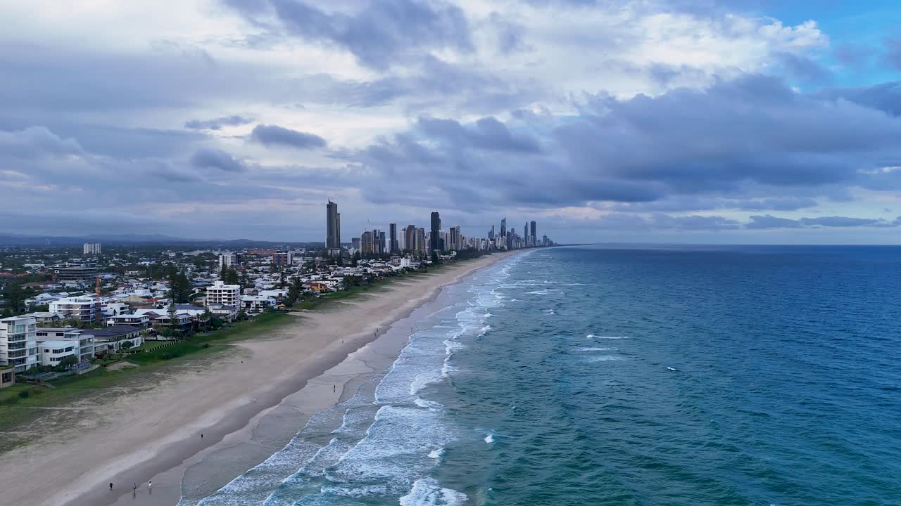 海岸線と街のスカイラインの空中写真