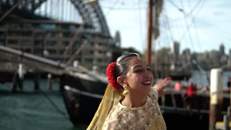 hermosa mujer india bailando frente al puente del puerto en sydney, australia - medio