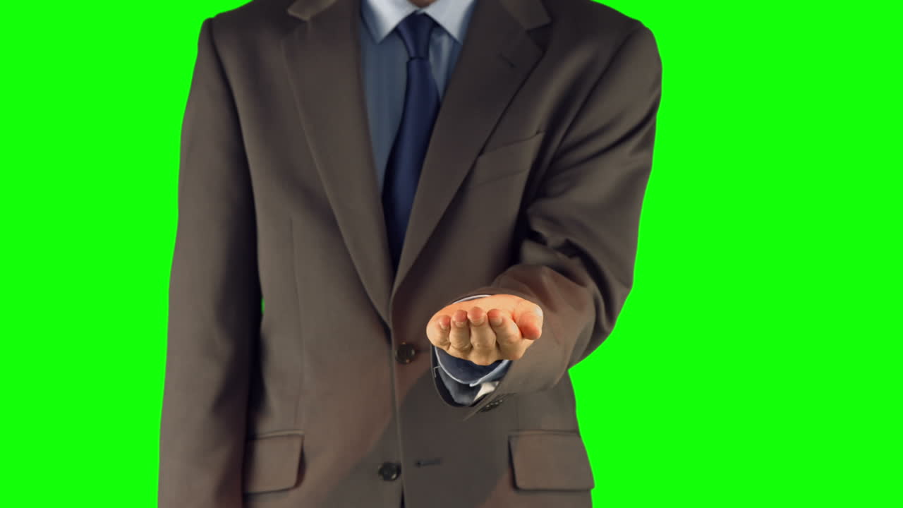 Uomo d'affari che presenta con la mano