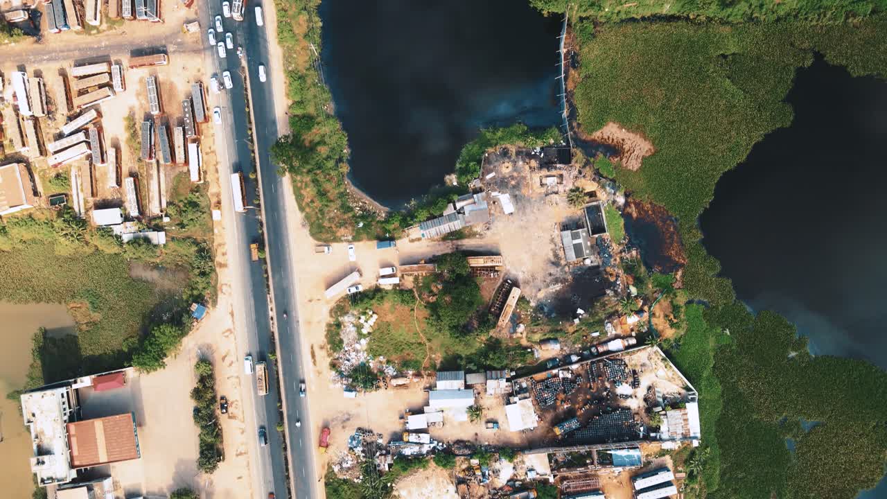 호수 근처 다카 시의 아름다운 도로에서 차량들이 움직이고 있다