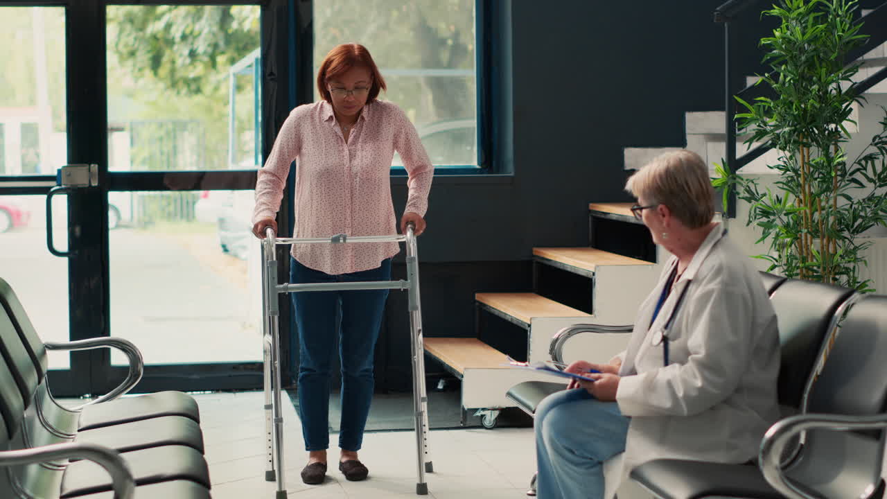 Eldre pasient med rullator som konsulterer med lege på klinikk