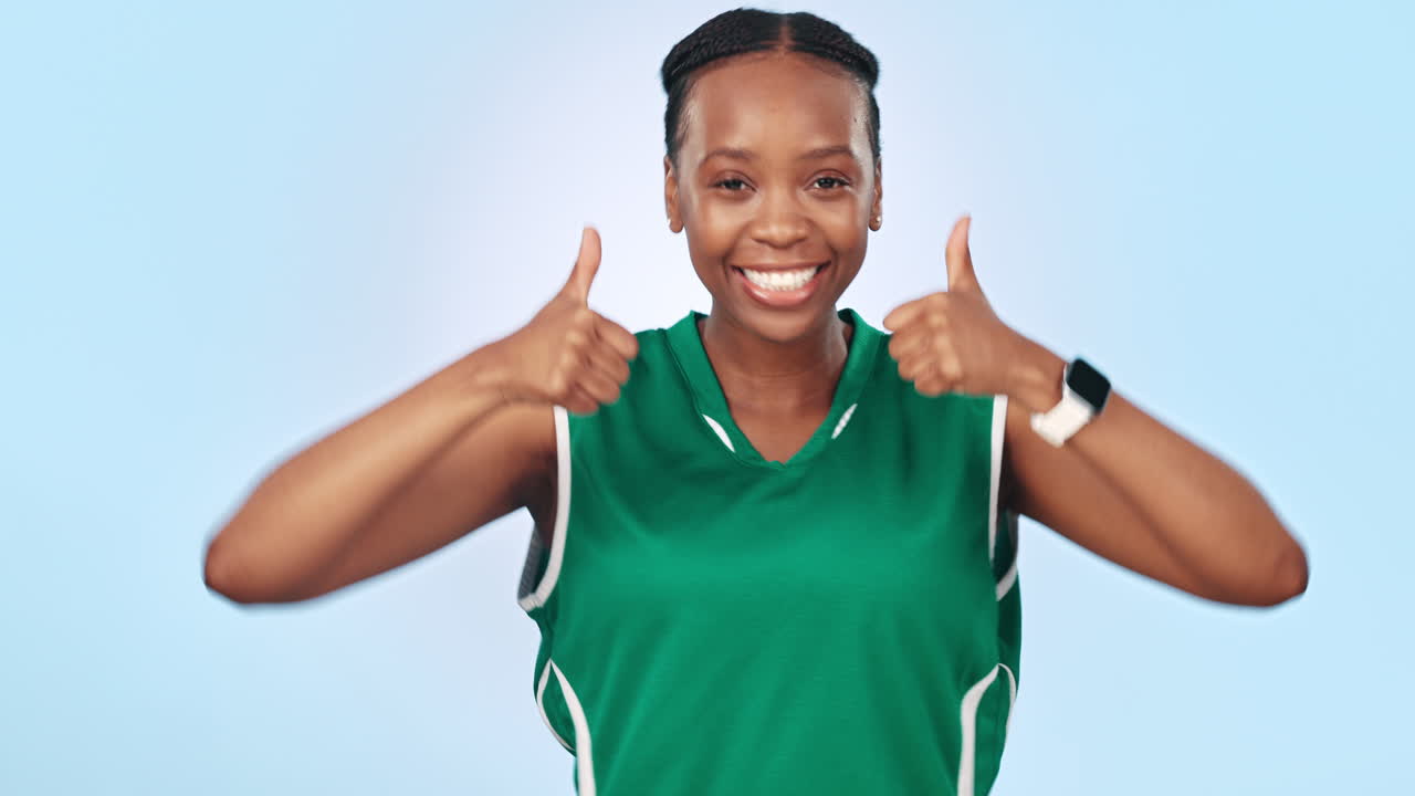 deporte, mujer negra y pulgares hacia arriba en el estudio