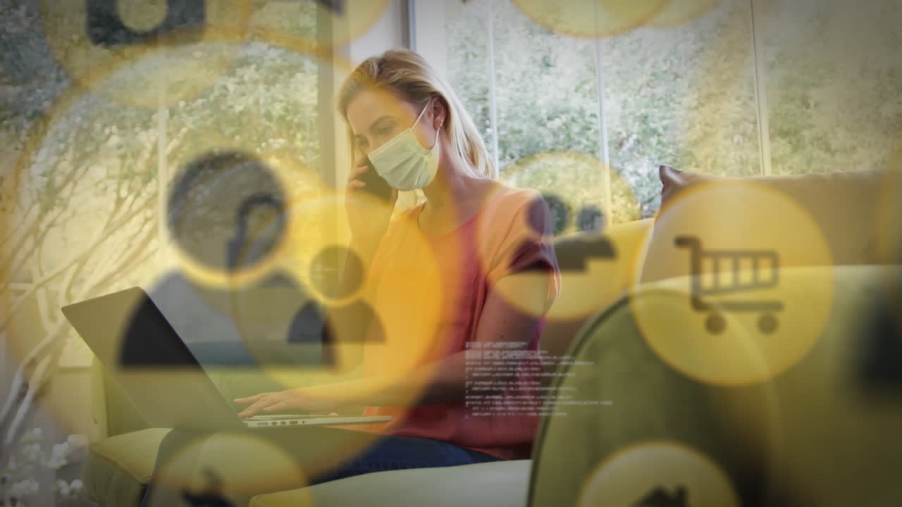 온라인 쇼핑 아이콘의 애니메이션 백인 여성이 집에서 스마트폰과 노트북을 사용하여 얼굴 마스크를 착용합니다.
