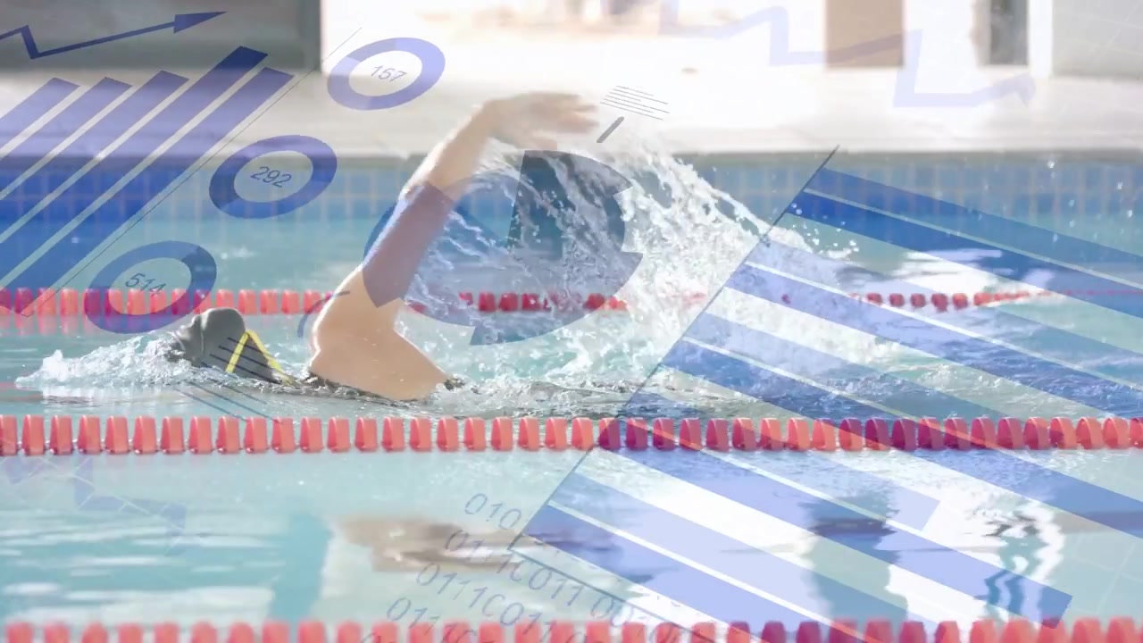 Schwimmerin zieht mit den Armen, strampelt und treibt sich ins Ziel, blaue Sportdaten überlagern die Schwimmerin