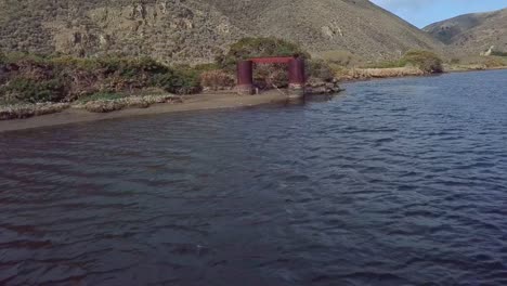 vuelo de drones a través de contenedores oxidados