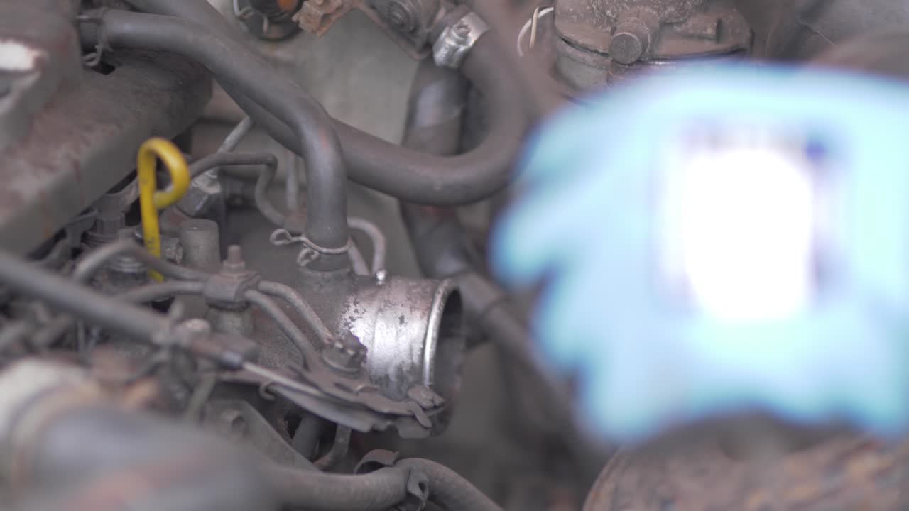 Flame starting cold diesel engine through manifold