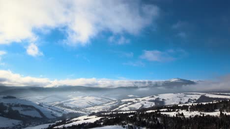 impresionantes montañas nevadas de ucrania y colinas en invierno - antena