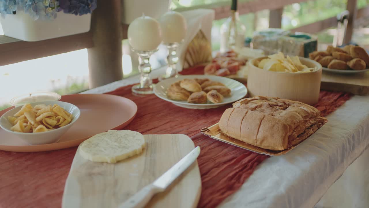 acogedora instalación de comedor al aire libre con pan, queso y aperitivos variados