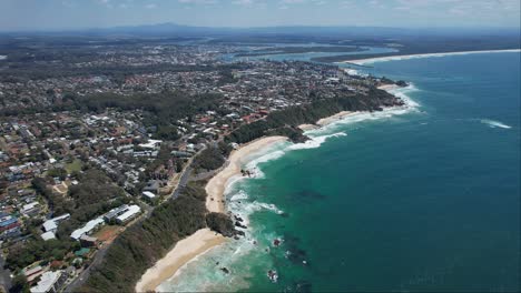 Vista-Aérea-De-La-Playa-Flynns-Y-La-Playa-Nobbys-En-Port-Macquarie,-Nueva-Gales-Del-Sur,-Australia---Disparo-De-Un-Dron