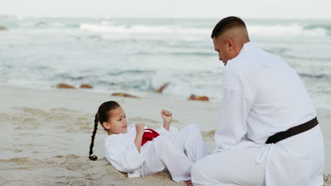 Hombre,-Karate-O-Niño-Aprendiendo-En-Artes-Marciales-De-Playa.