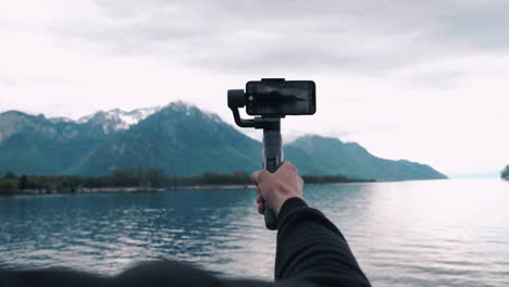 un camarógrafo grabando un vídeo con un cardán en las montañas francesas.