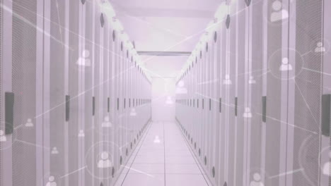 animación de iconos conectados con líneas a través de la sala del servidor de datos