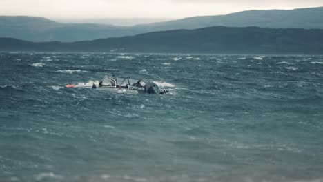 Ein-Kleines-Motorboot,-Das-An-Einer-Boje-Festgemacht-Ist,-Sinkt-Und-Kämpft-Gegen-Starken-Wind-Und-Mächtige-Wellen-Im-Fjord