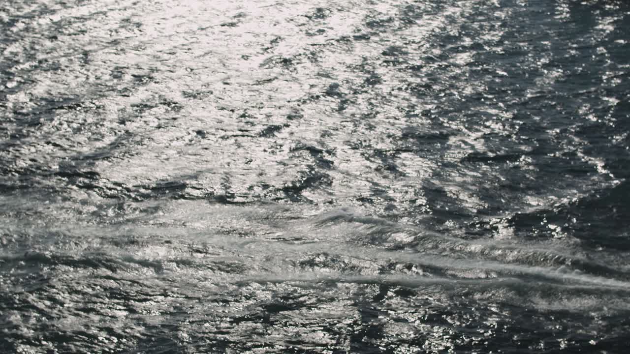 바다의 파도와 반사